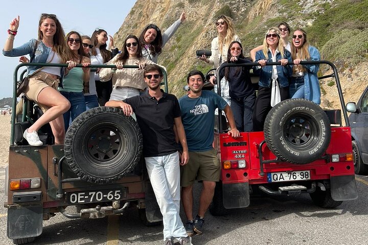 Jeep UMM classique portugaise des années 1970 sur les pistes de la Serra de Sintra
