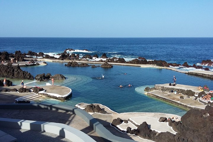Jeep UMM toit ouvert sur les pistes du tour Farowest, côte ouest de Madère, Porto Moniz