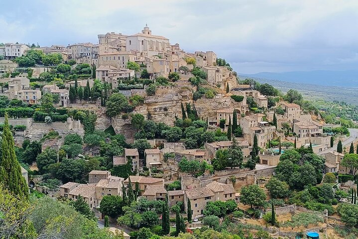 Village perché de Gordes dans le Luberon avec lavande en premier plan