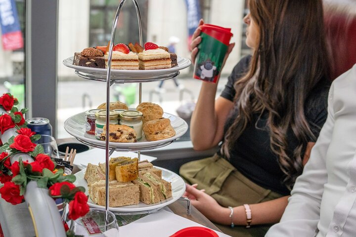 Afternoon tea bus double-decker panoramique Londres Buckingham Palace