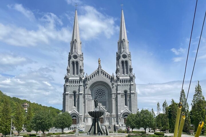 Vue aérienne des chutes Montmorency et de la basilique Sainte-Anne-de-Beaupré depuis un véhicule privé