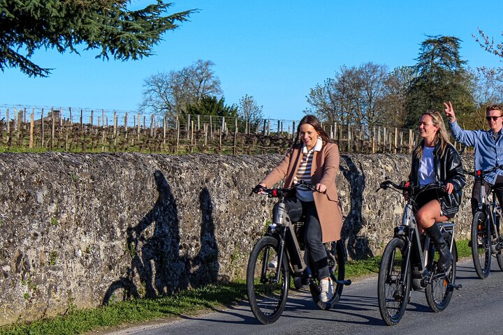 Tour e-bike vignobles Saint-Emilion demi-journee pique-nique