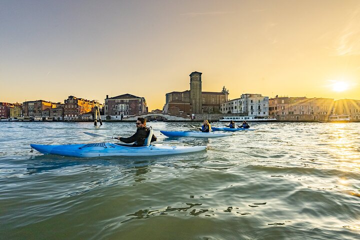Kayak au coucher du soleil dans les canaux secondaires de Venise, lumière dorée sur les palais