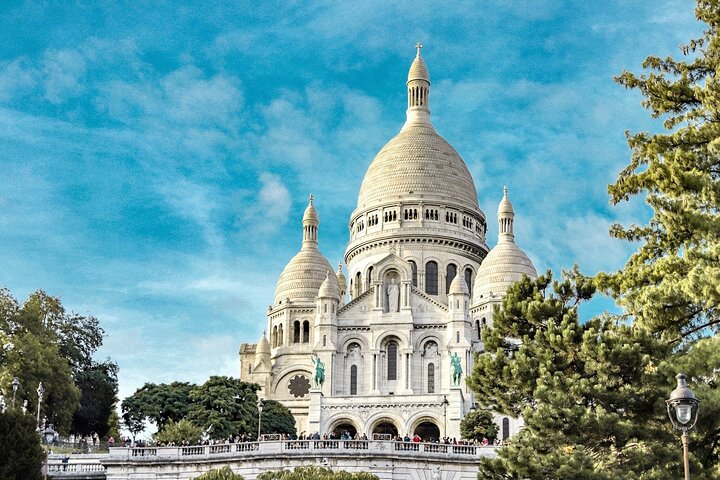 Free walking tour Montmartre green umbrella guide Sacré-Coeur Paris