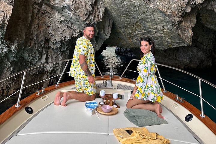 Journée complète en bateau privé autour de Capri — 8 heures avec capitaine dédié et option déjeuner à bord