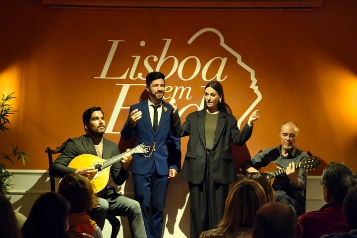 Salle de spectacle de fado à la Lisboa em Fado Baixa Chiado avec guitare portugaise et chanteur en performance live