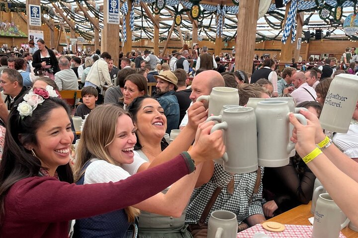 Table réservée dans la tente Festzelt Tradition section Oide Wiesn — tour 409569P1
