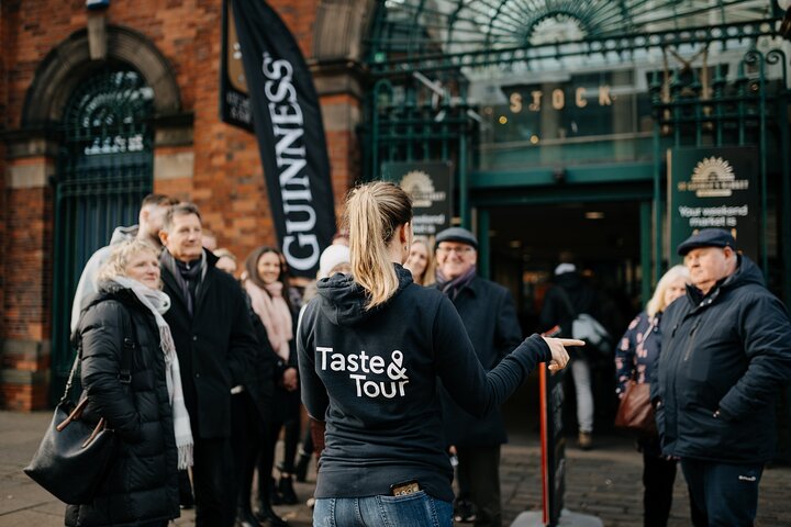 Dégustation gastronomique au marché St George's de Belfast, produits locaux nord-irlandais