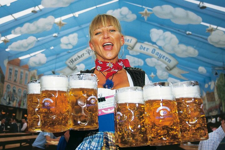 Table VIP dans une grande tente à bière de l'Oktoberfest Munich — tour 413602P1