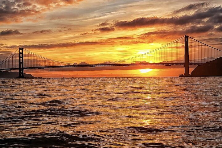 Sunset sailing dans la baie de San Francisco avec le Golden Gate au coucher du soleil