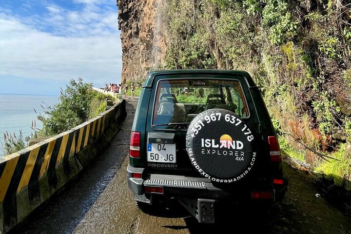 Véhicule toit ouvert sur les routes panoramiques de l'ouest de Madère, piscines de Porto Moniz