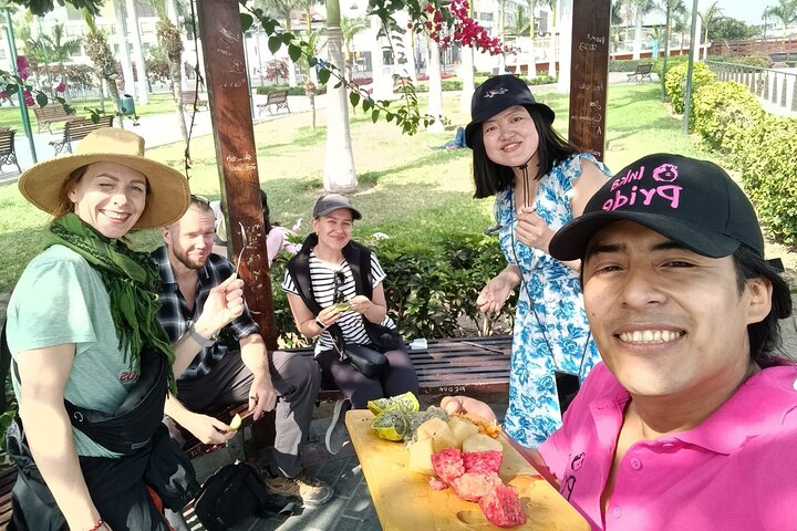 Lima Street Food Tour marchés locaux — guide et participants au marché Surquillo