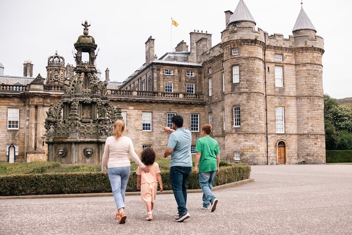 Vue sur le château d'Édimbourg depuis la Royal Mile lors du Royal Tour