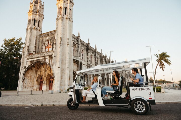 Tuk-tuk écologique privé au marché Ribeira de Lisbonne avec guide local au départ de la visite de bienvenue panoramique