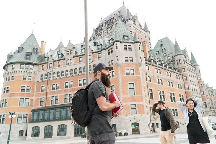 Groupe de visiteurs en balade dans les rues pavées du Vieux-Québec lors d'un walking tour