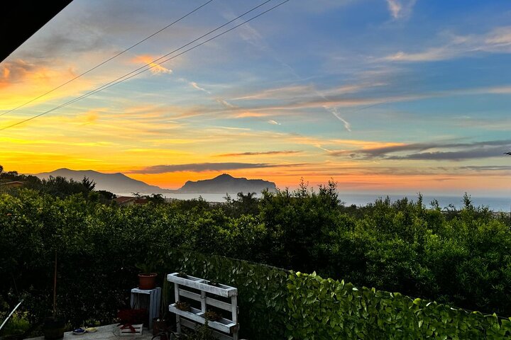 Cours de cuisine dans une villa panoramique à Palerme — préparation plats siciliens avec vue