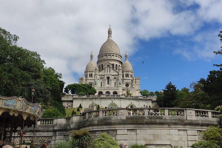 Guided walking tour Montmartre Sacré-Coeur cobbled streets Paris