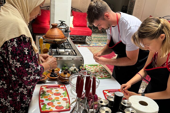 Cours de cuisine authentique marocain avec Mama Nzaha — bastilla et tagine de saison à Fès