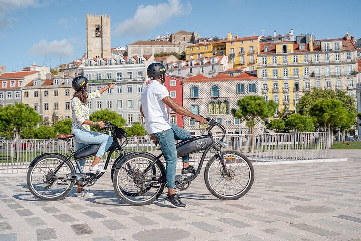 Tour à vélo électrique en petit groupe dans les rues de Mouraria et Alfama à Lisbonne