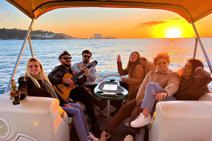 Crucero al atardecer por el Tajo con vino portugues y musica en directo en Lisboa