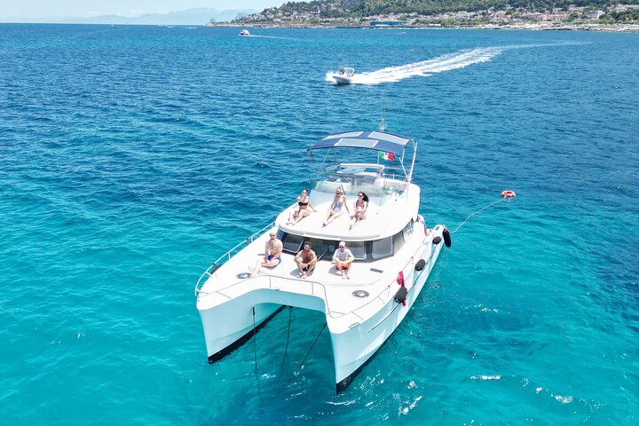 Excursion en catamaran depuis le port de Palerme avec déjeuner à bord