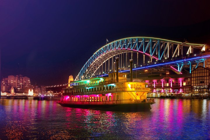 Crucero cabaré Vivid Sydney — cena de 3 platos y entretenimiento a bordo