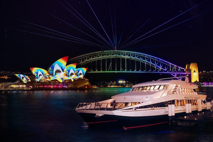 Crucero nocturno Sydney Harbour durante Vivid — catamarán de lujo iluminado