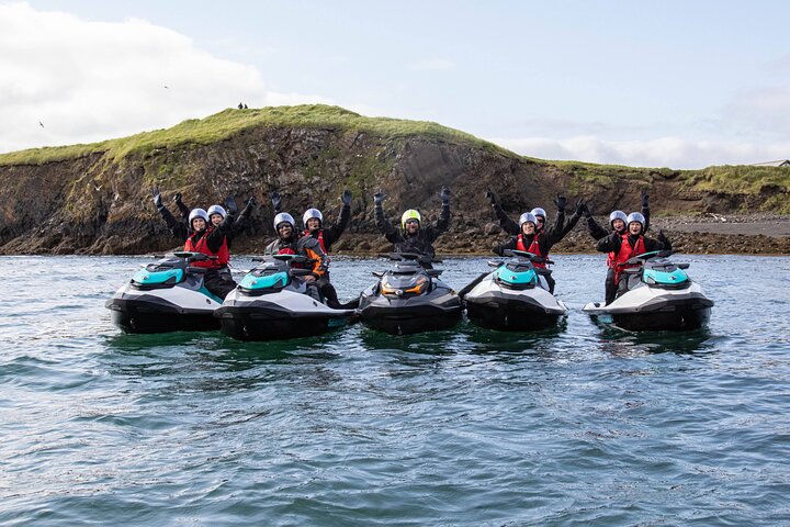 Tour en jet ski dans la baie de Reykjavik avec macareux sur les falaises en arrière-plan