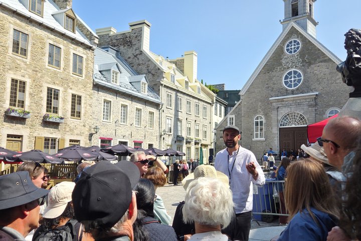 Guide local certifié Urban Horizons Tours devant les fortifications du Vieux-Québec