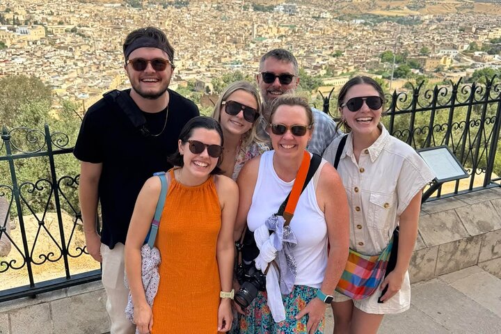 Visite guidée privée journée entière médina de Fès — zelligeurs et tanneurs rencontrés en direct