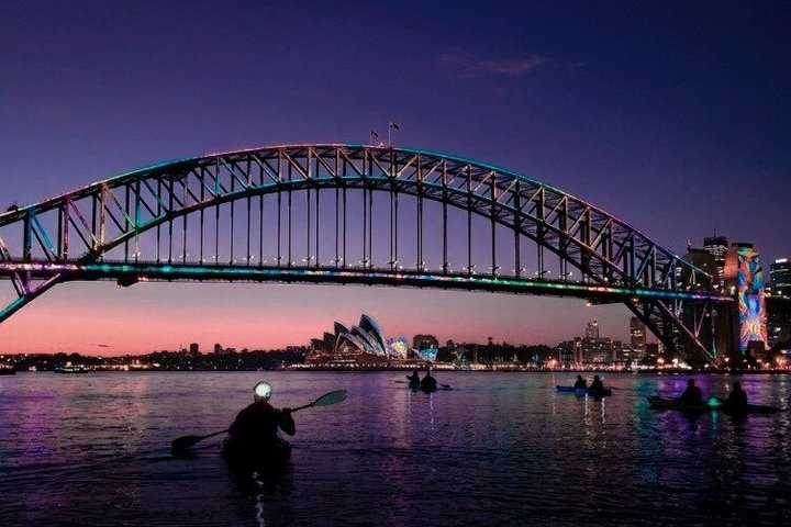 Kayak nocturno Vivid Sydney — remo bajo las iluminaciones de la Ópera