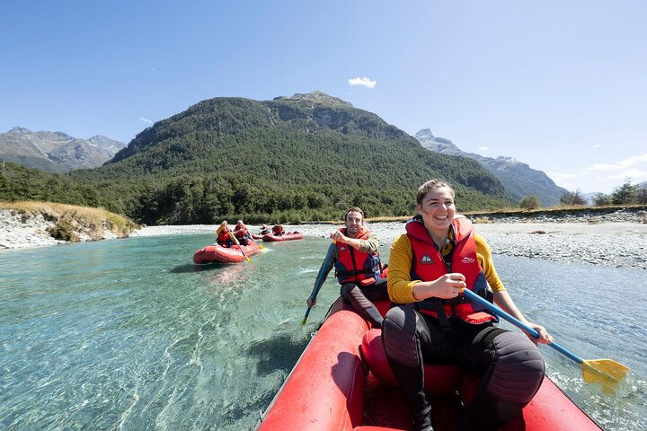 Canoë-kayak Funyak sur la rivière Dart dans le parc national du Mont Aspiring, Glenorchy Nouvelle-Zélande