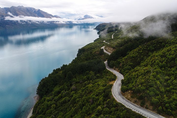Bus panoramique sur la route de Paradise depuis Glenorchy, lac Wakatipu et Remarkables en arrière-plan