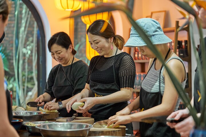 Rose Kitchen Hanoï — cours de cuisine RSE dans une villa-jardin de Ba Dinh