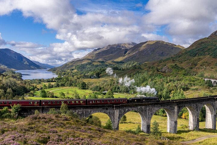 Viaduc de Glenfinnan dans les Highlands écossais sous ciel dramatique, jour d'excursion depuis Édimbourg