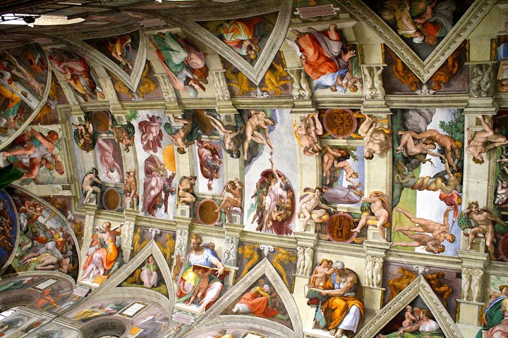 Groupe de visiteurs devant l'entrée des Musées du Vatican avec un guide tenant un signe