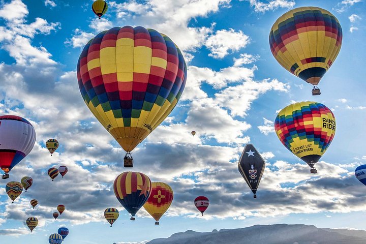 Montgolfière survolant la vallée du Rio Grande au lever du soleil à Albuquerque