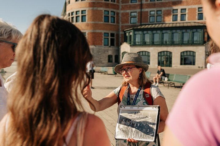 Couple en visite privée dans les ruelles historiques du Vieux-Québec avec un guide dédié