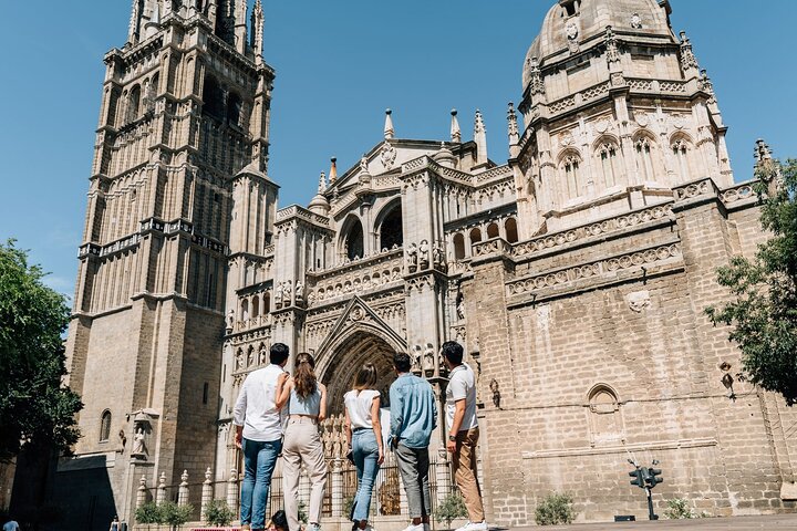 Groupe de voyageurs visitant Tolède après un trajet en train AVE grande vitesse depuis Madrid