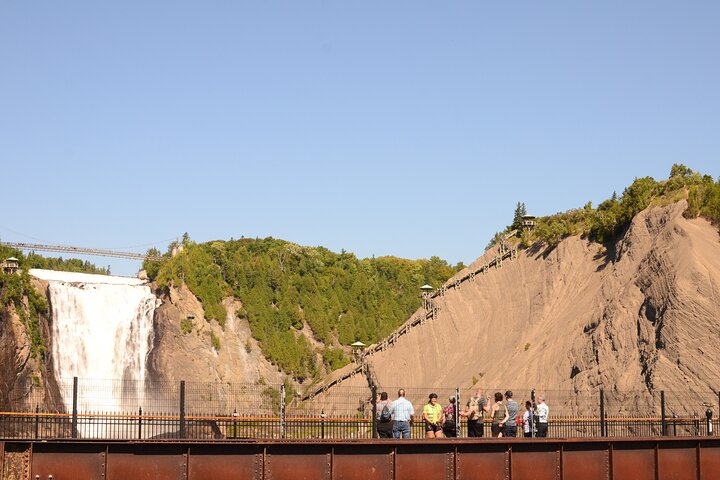 Cyclistes sur vélo électrique longeant le Saint-Laurent en direction des chutes Montmorency depuis Québec City