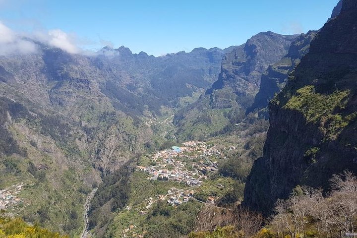 Vue panoramique circulaire sur Curral das Freiras (Vallée des Nonnes), Madère, depuis les crêtes