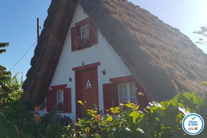 Côte nord sauvage de Madère, maisons en chaume de Santana, cascades et falaises verticales