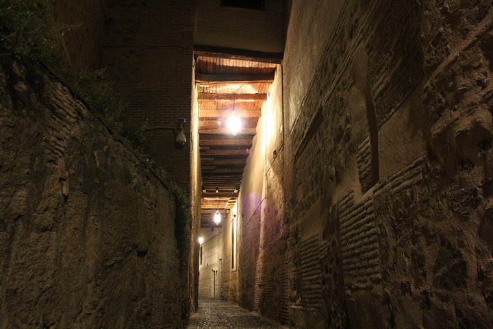 Tour nocturne légendes et mystères dans les ruelles éclairées de Tolède médiévale
