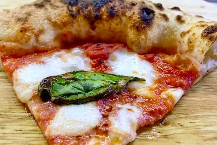Visite culinaire privée Naples — aperitivo Piazza Dante, mozzarella buffalo