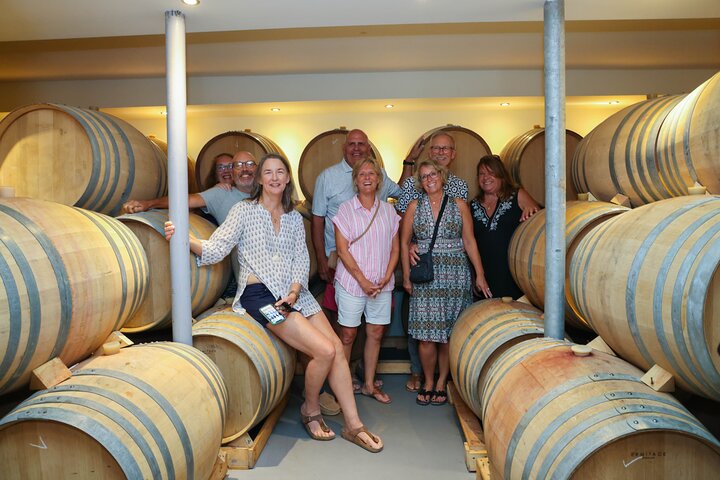 Dégustation de vins Assyrtiko dans un domaine viticole de Santorin avec vue sur la caldeira