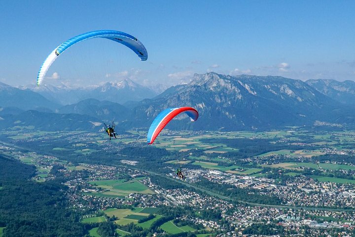 Parapente tandem depuis le sommet du Gaisberg — vue panoramique sur Salzbourg et les lacs