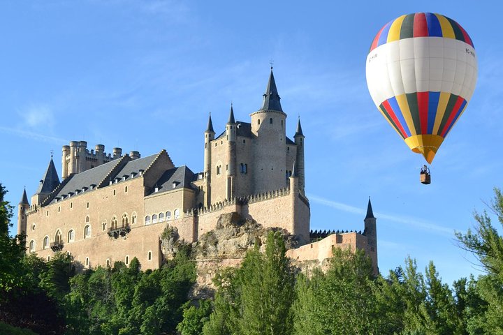 Vol en montgolfière au lever du soleil au-dessus des remparts et monuments médiévaux de Tolède