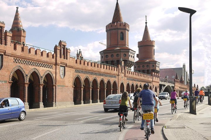 Tour à vélo Berlin alternatif en petit groupe, quartiers est de la ville