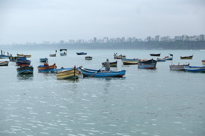 Tour privé culture ceviche Lima — port de pêcheurs artisanaux côte Pacifique