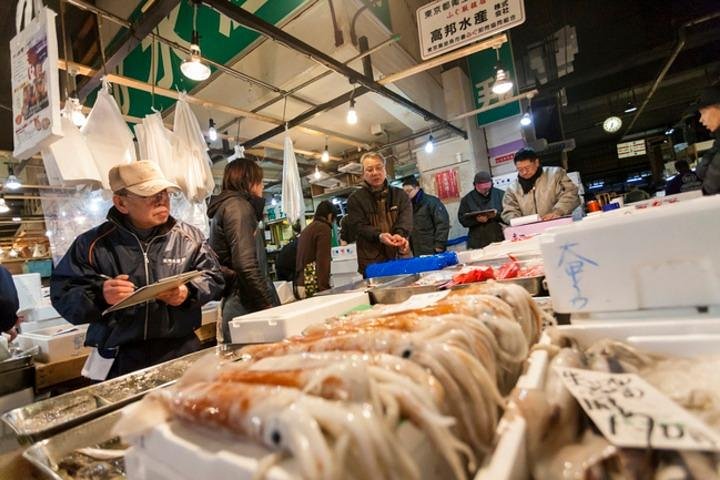 Visite gastronomique Tsukiji et Toyosu avec guide agréé par le gouvernement japonais - 92136P79